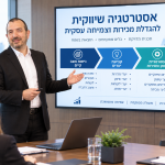 יועץ שיווק מציג תכנית שיווקית